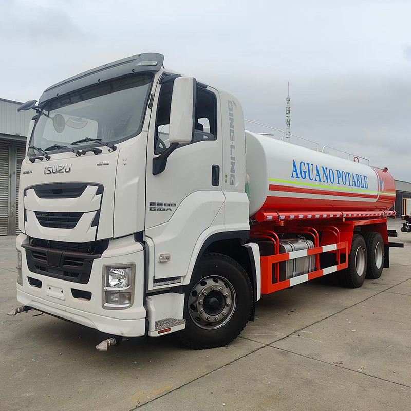 Isuzu 22m³ Water Sprinkler Truck - image 1