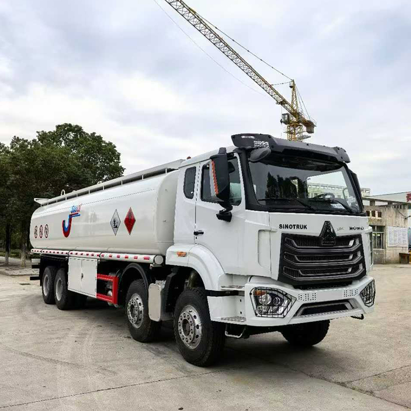 Howo 8*4 35000L Fuel Tank Truck - image 1